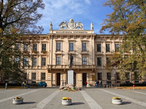 Guide to building in Komenského nám. 2